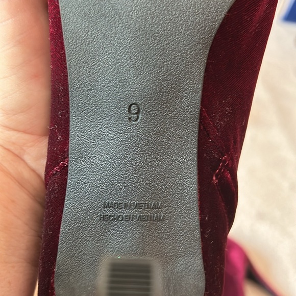 OLD NAVY NWOT WOMANS HIGH HEELED BOOTIES $39 RETAIL NWOT - Picture 7 of 7